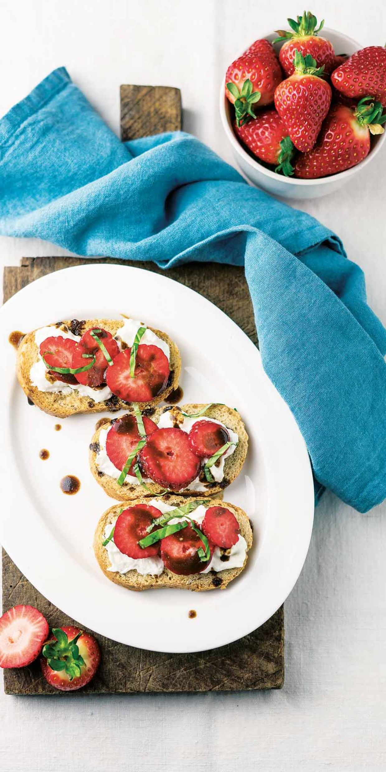 Crostoni con fragole e stracciatella