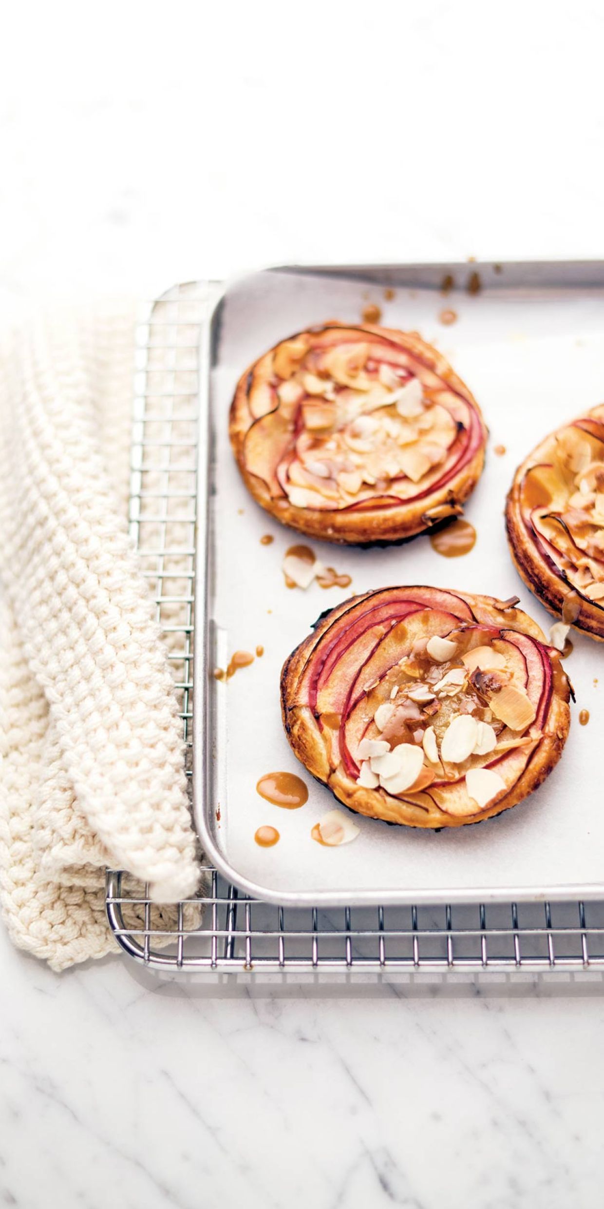 Tartellette con mele e caramello salato