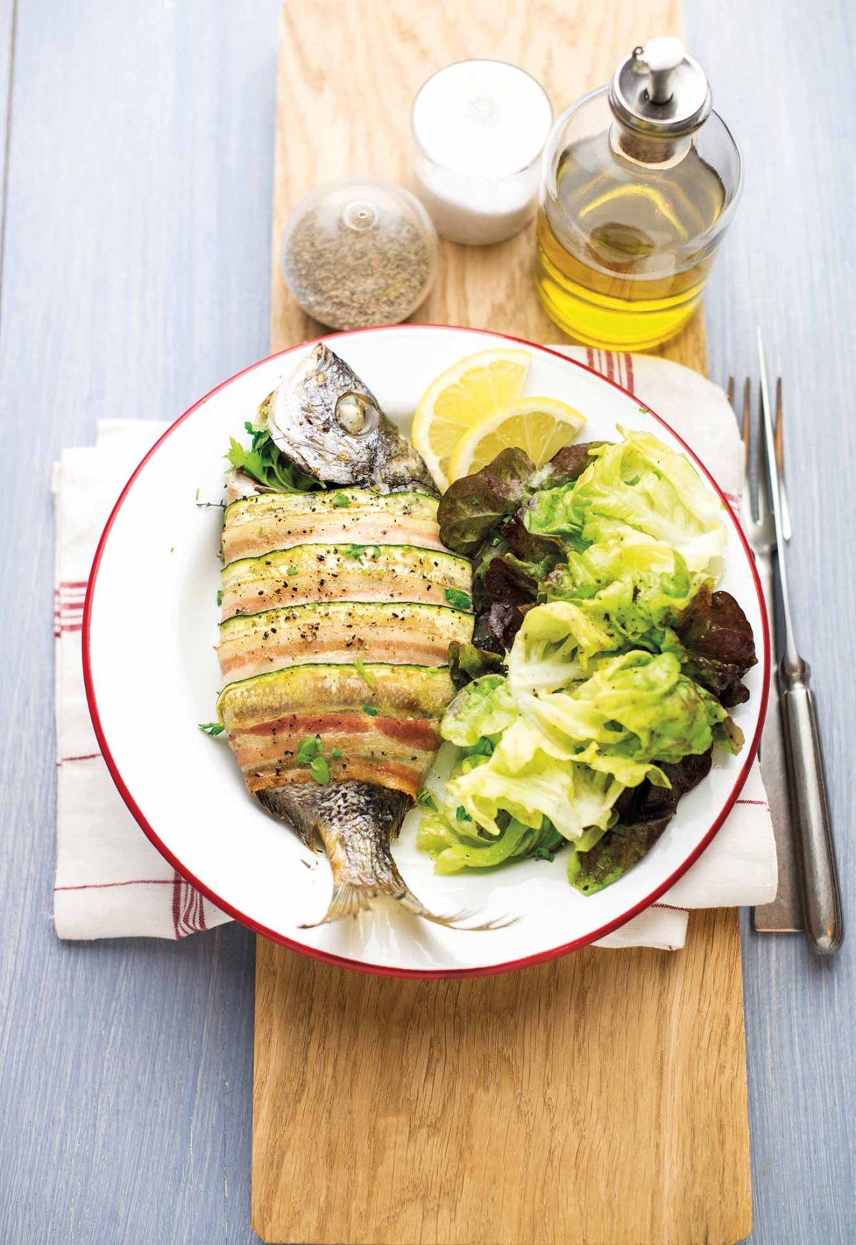 Sarago in crosta di zucchine e bacon con insalata alla senape