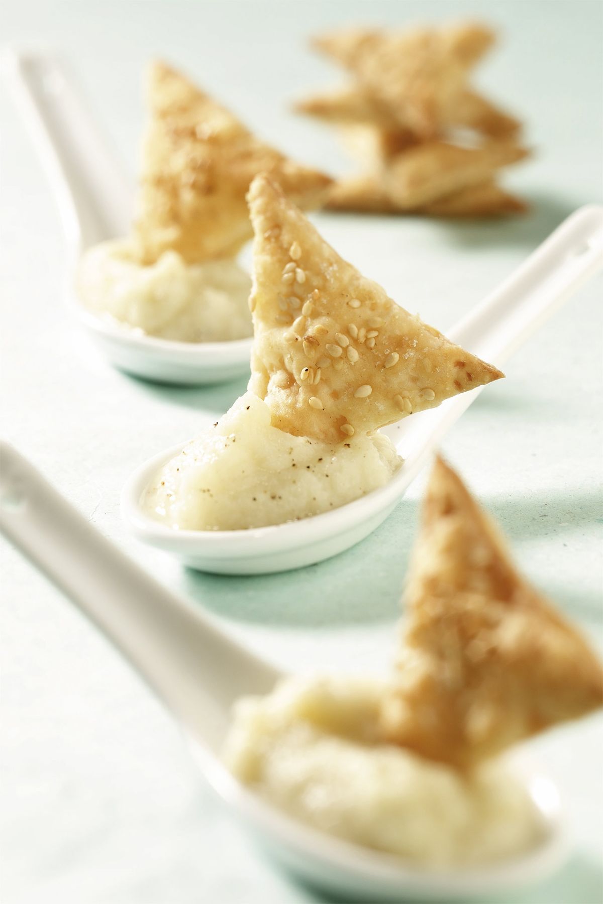 Sfogliette di formaggio con salsina di cavolo rapa