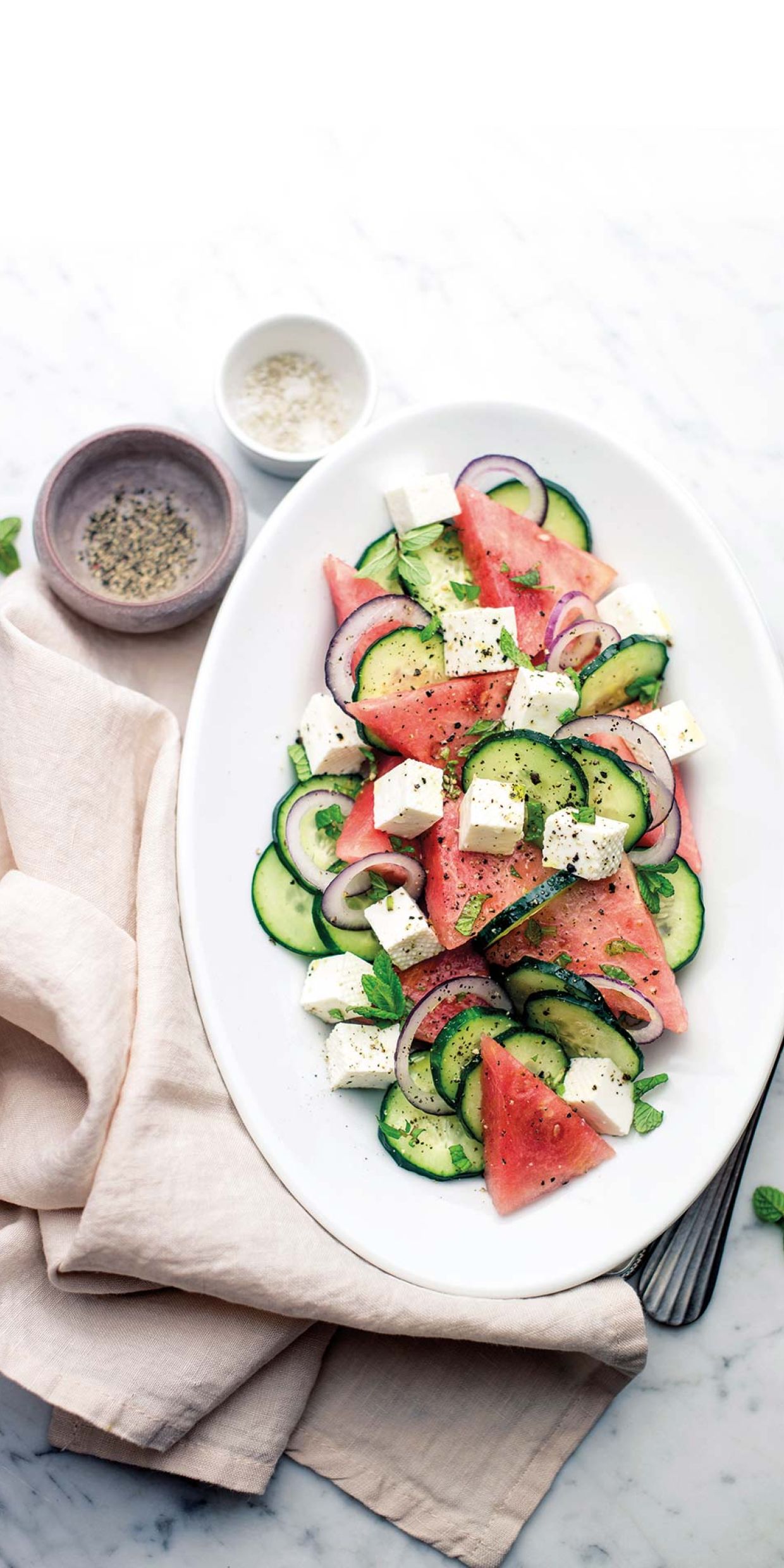 Insalata di anguria con cetrioli e primosale