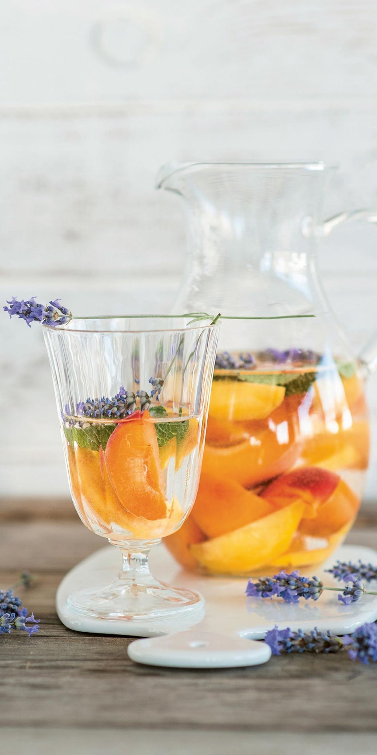 Acqua detox ai frutti gialli e melissa