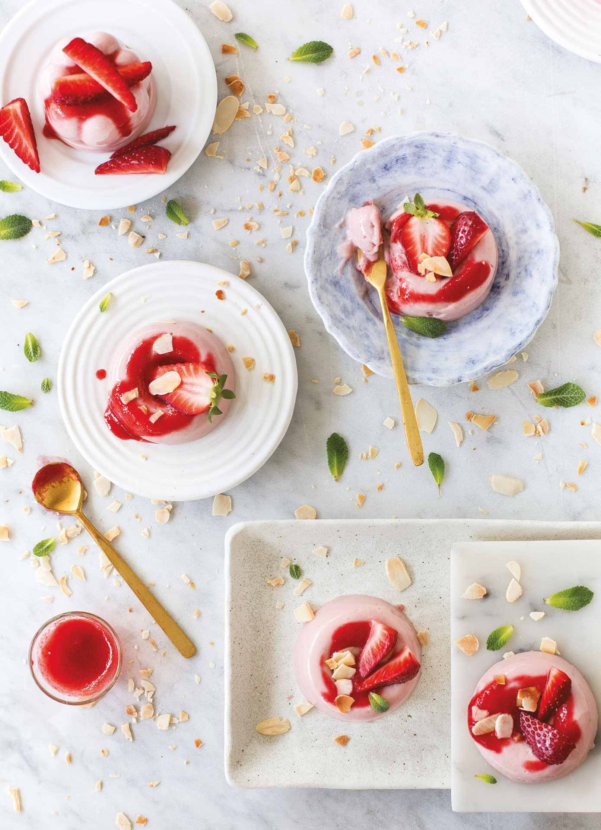 Bavarese alle fragole con latte di mandorle