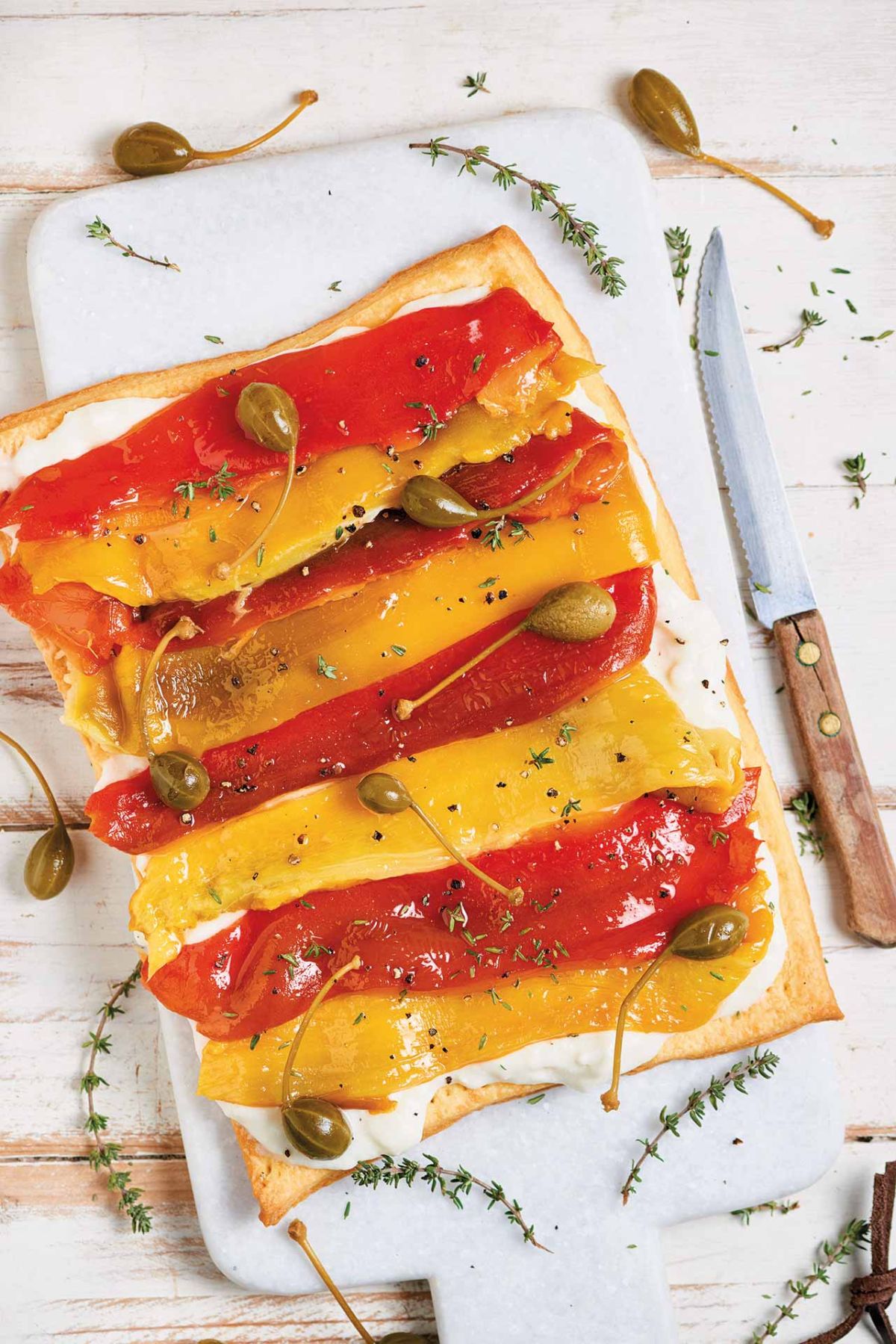 Torta salata ai peperoni, formaggio di capra e capperi