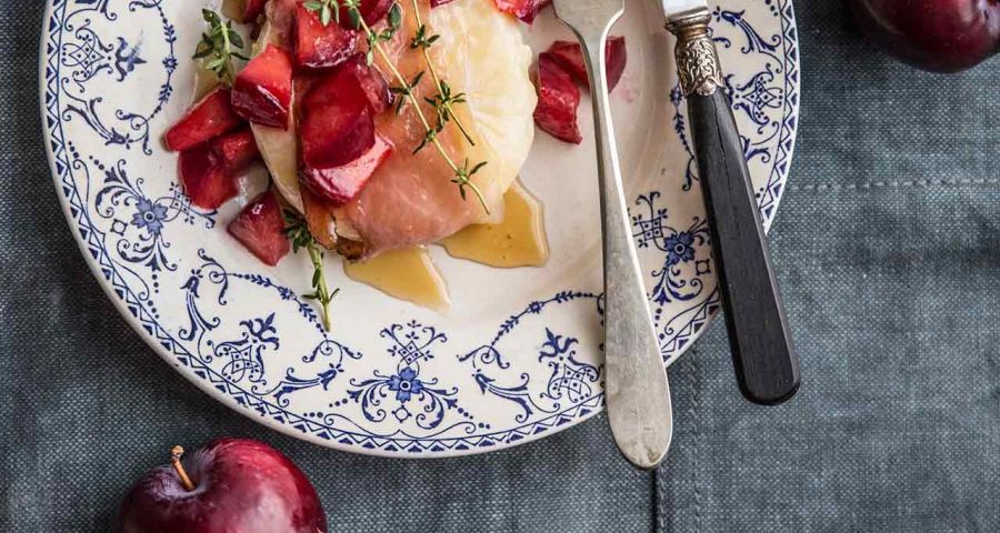 Roasted tomino cheeses with honey, almonds and pan-fried plums