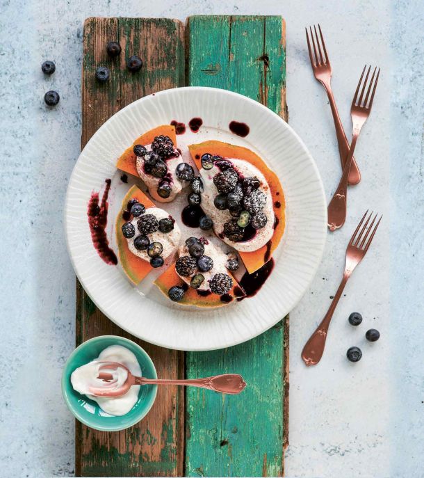 Carpaccio di melone, yogurt e frutti di bosco