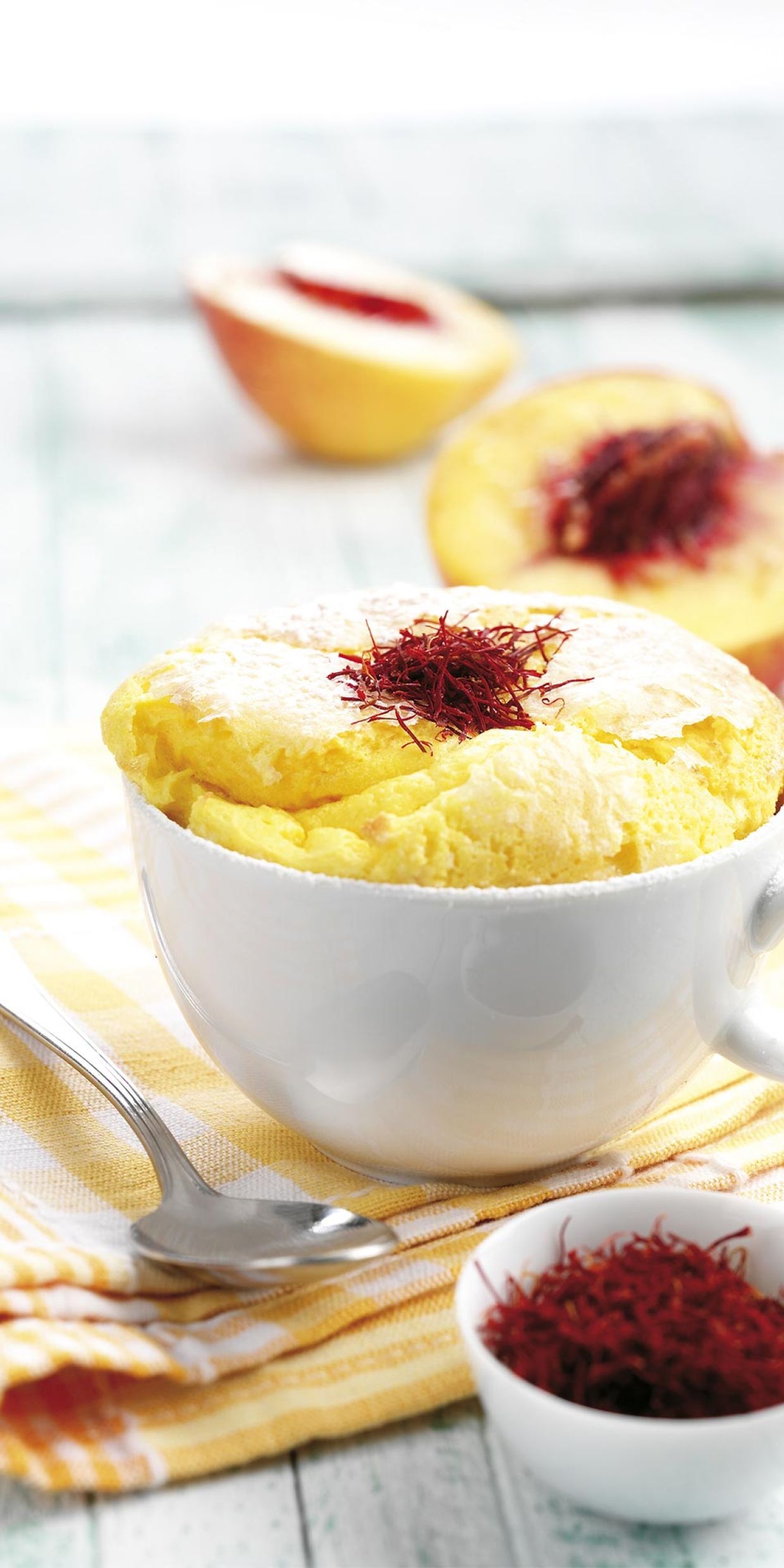 Soufflé alla vaniglia su pesche allo zafferano