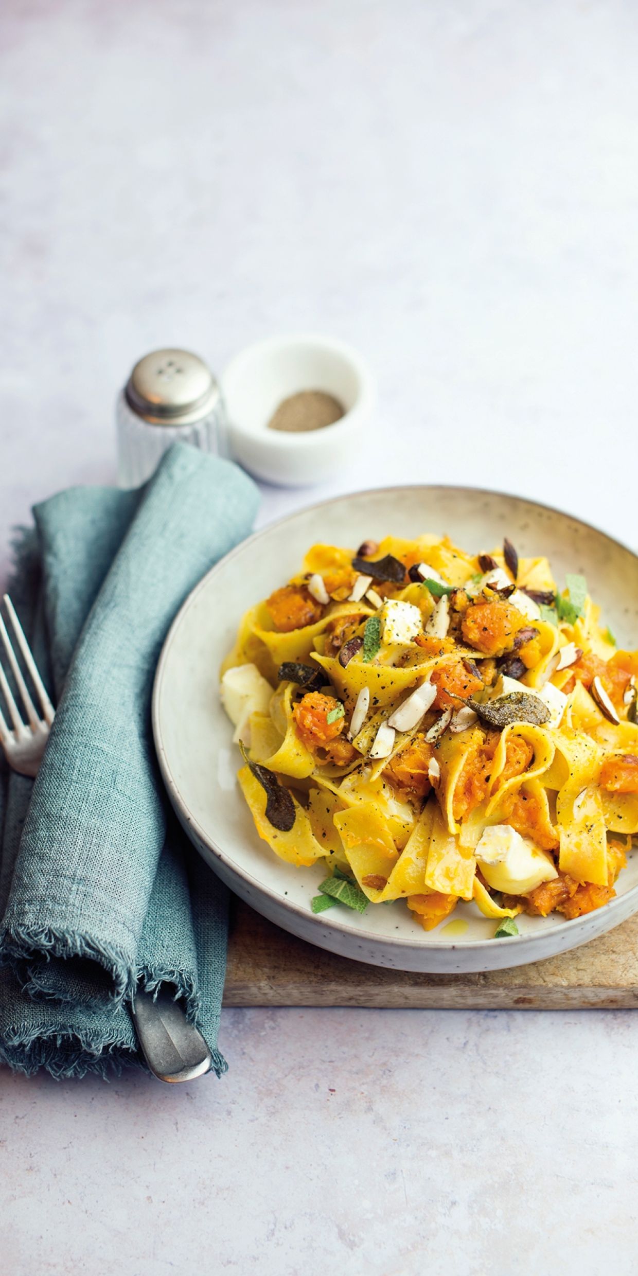 Pappardelle con zucca arrosto, formaggio brie  e mandorle