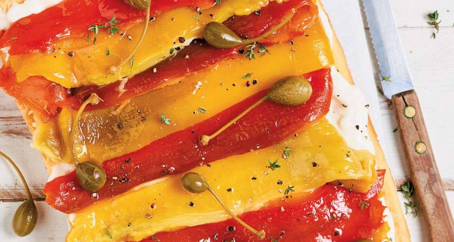 Torta salata ai peperoni, formaggio di capra e capperi