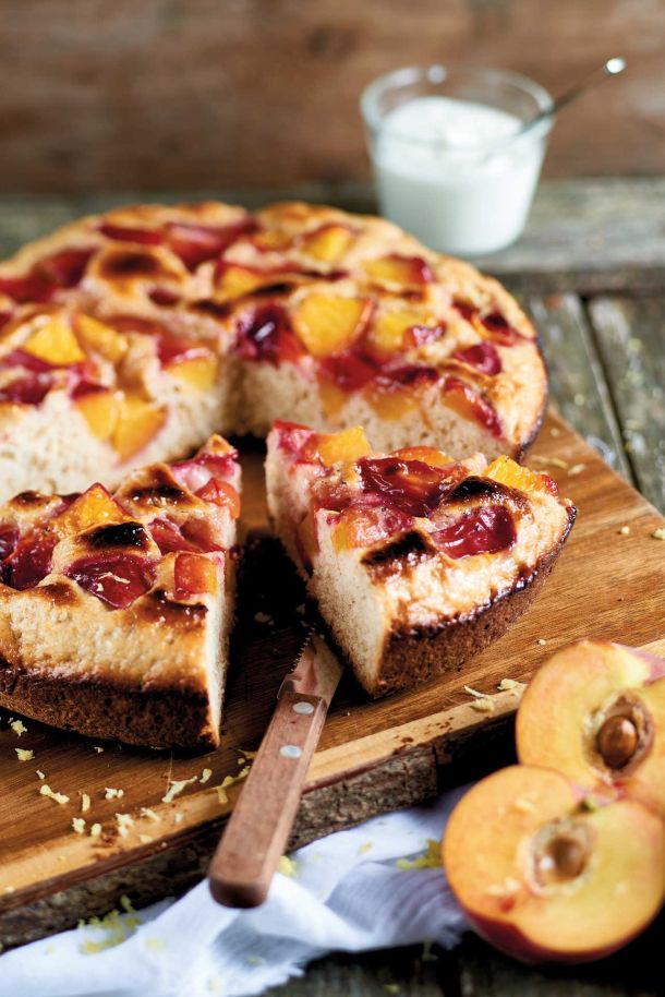 Focaccia allo yogurt con pesche, limone e vaniglia