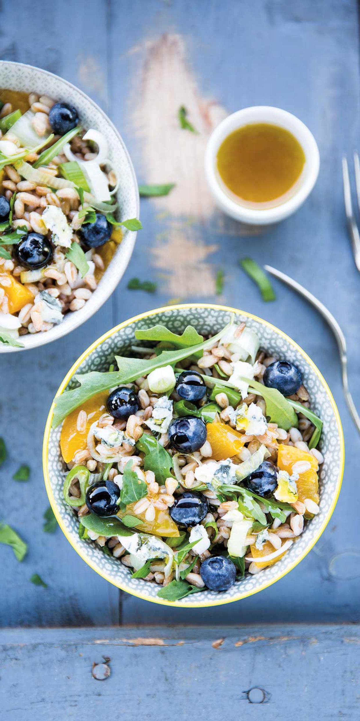 Insalata di farro con cipollotti, mirtilli, pesche e formaggio