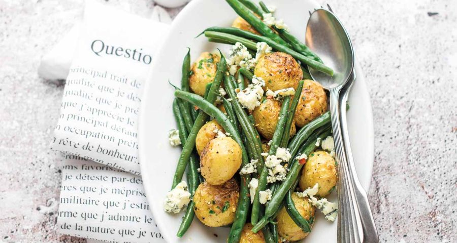 Warm salad with roast potatoes, green beans and gorgonzola