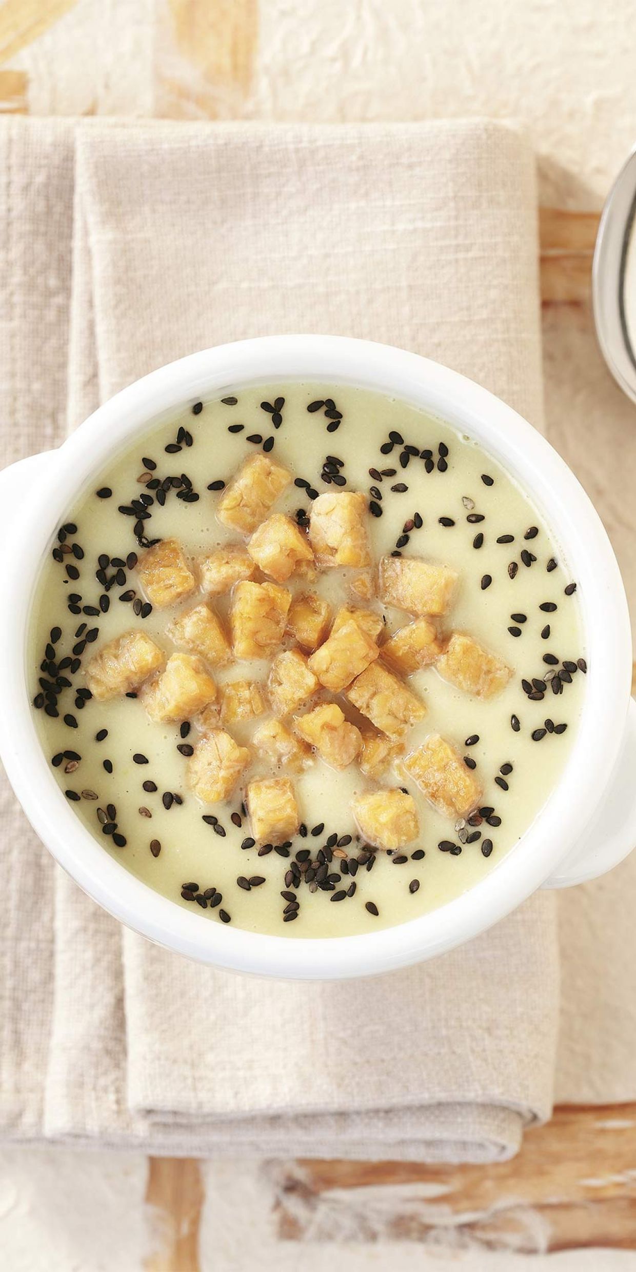Crema di cavolo rapa con tempeh