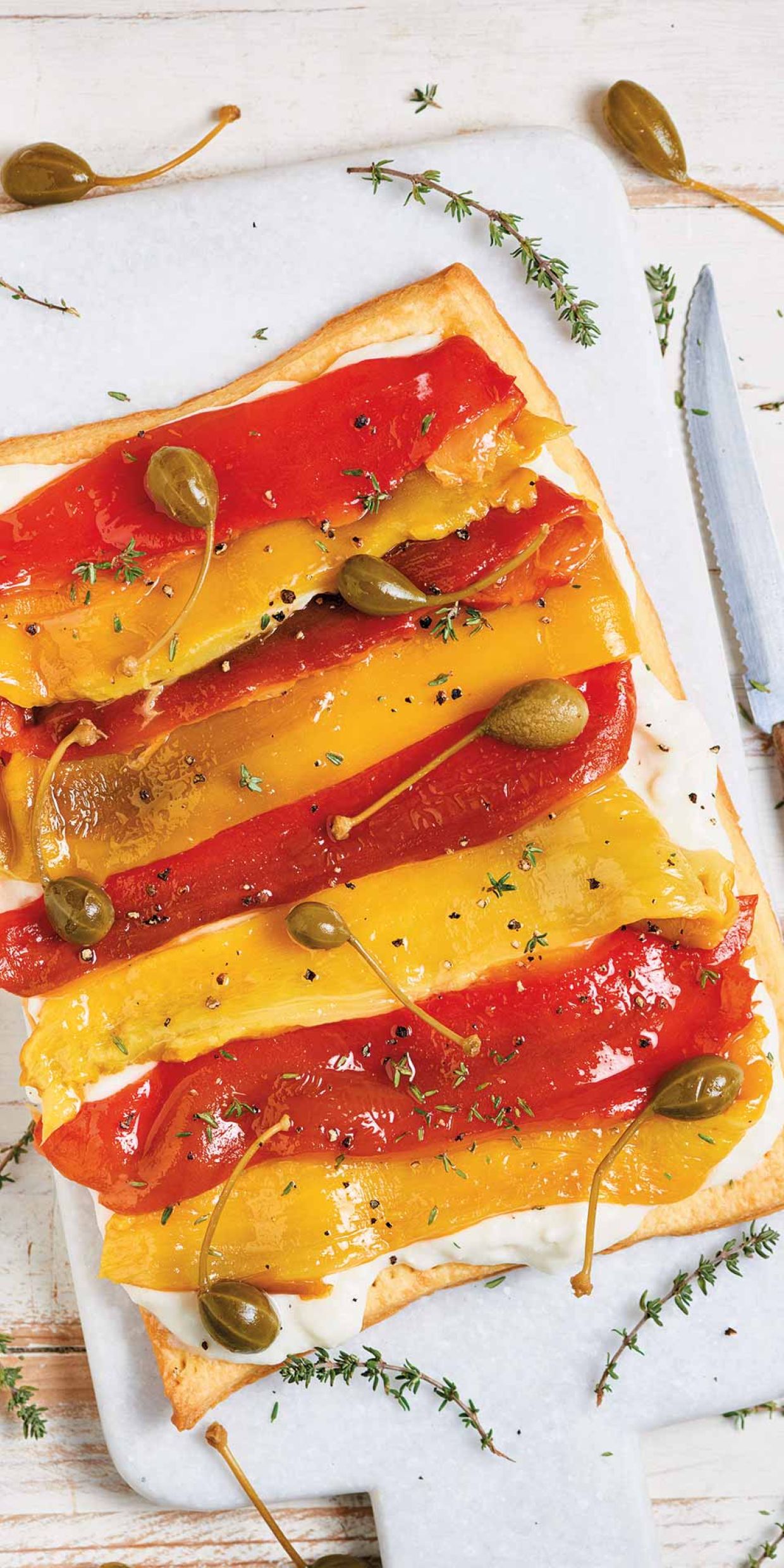 Torta salata ai peperoni, formaggio di capra e capperi