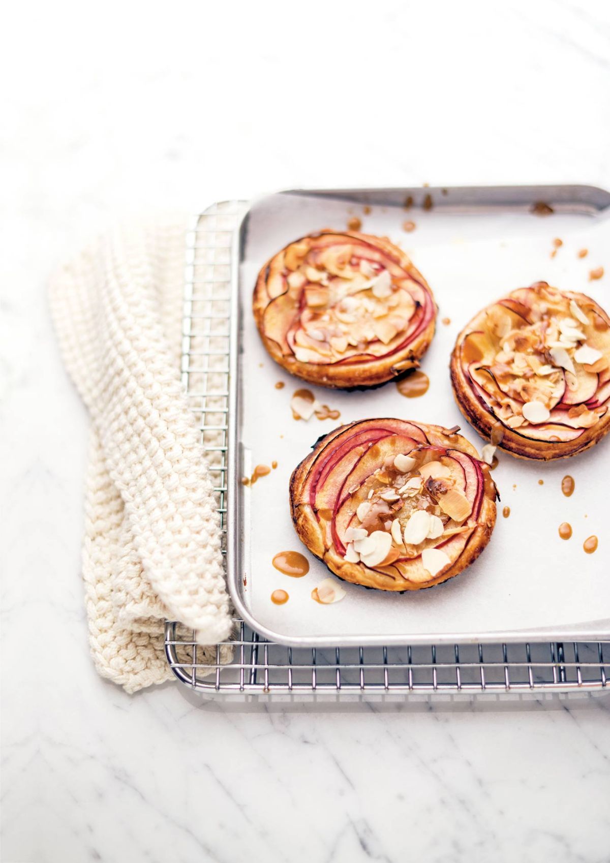 Tartellette con mele e caramello salato