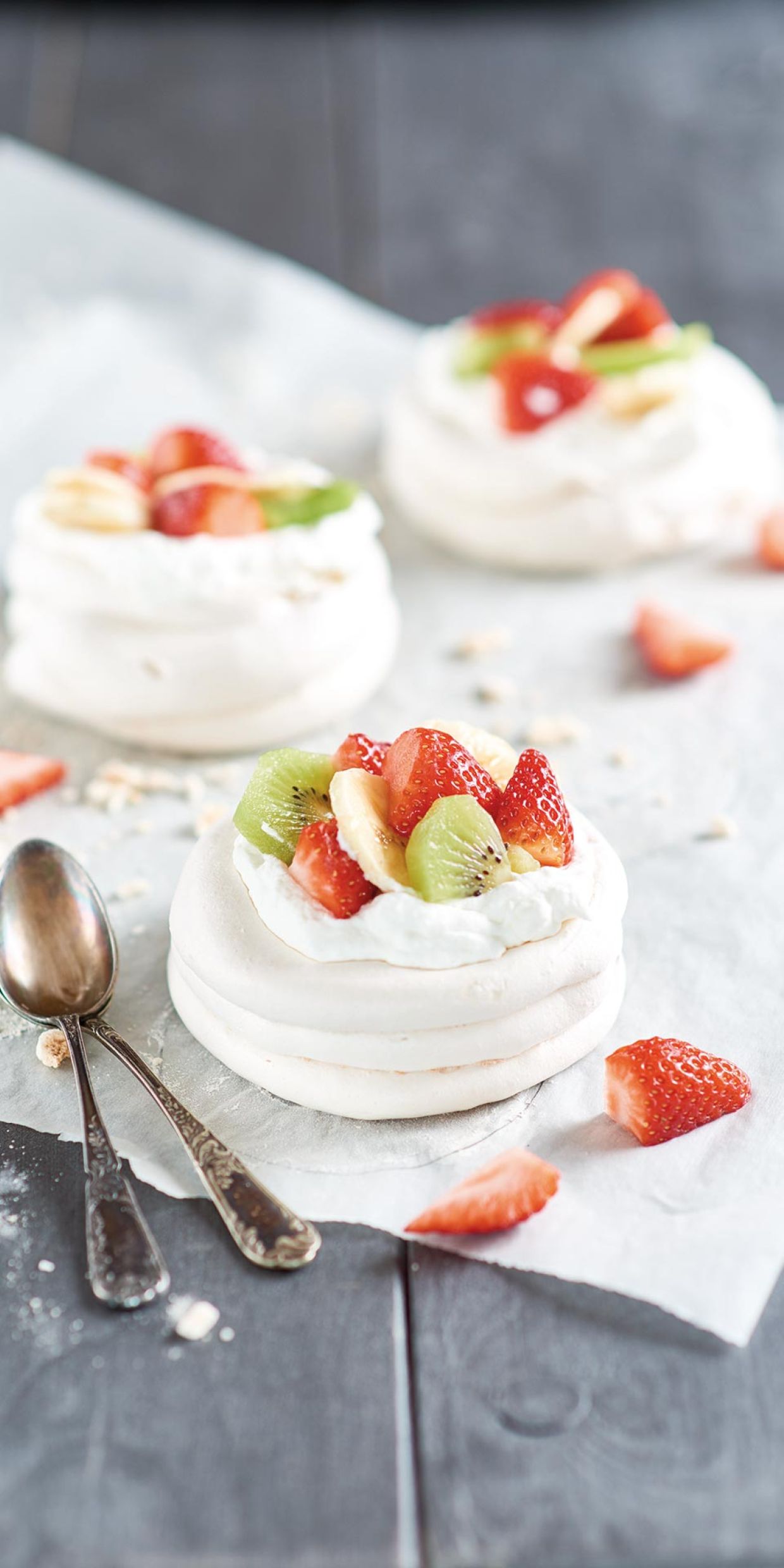 Mini pavlova con fragole, kiwi e banane