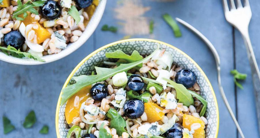 Emmer salad with Welsh onions, blueberries, peaches and cheese