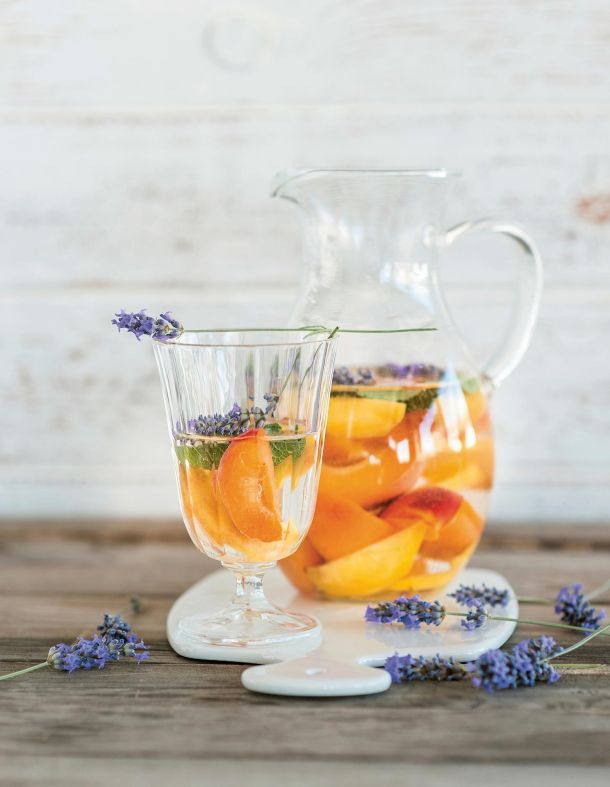 Acqua detox ai frutti gialli e melissa