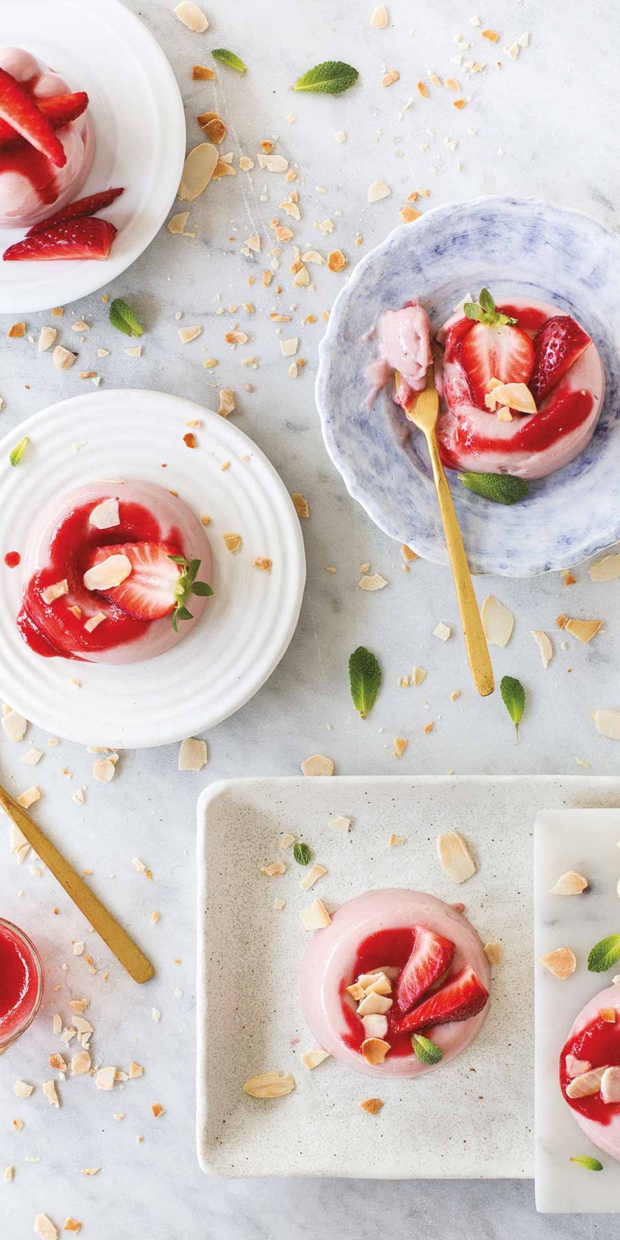 Bavarese alle fragole con latte di mandorle