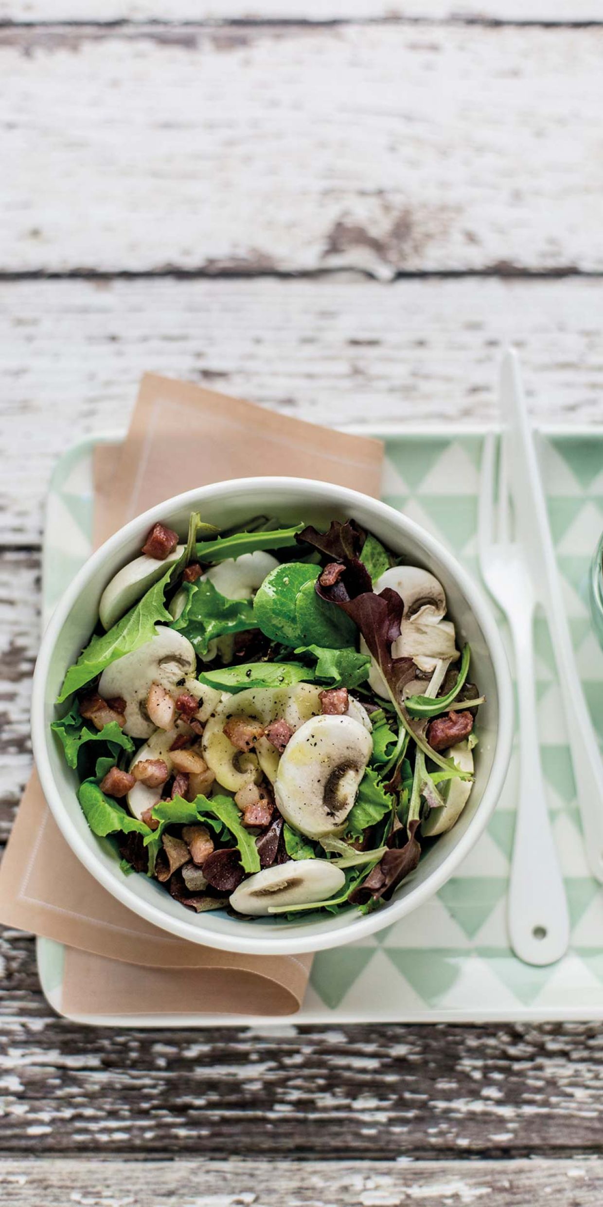 Insalata di champignon, pancetta croccante e brie