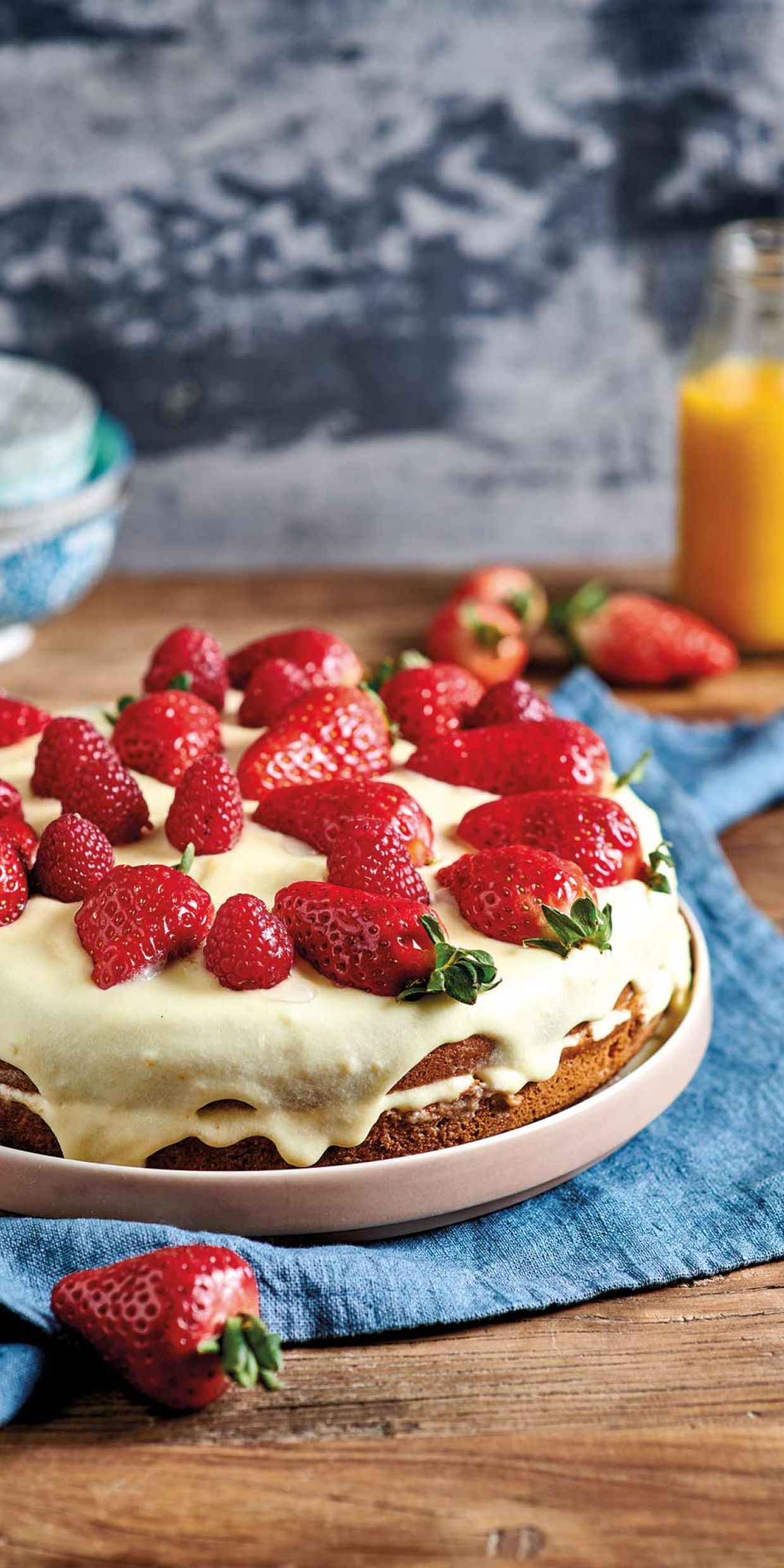 Torta con chantilly, fragole e lamponi