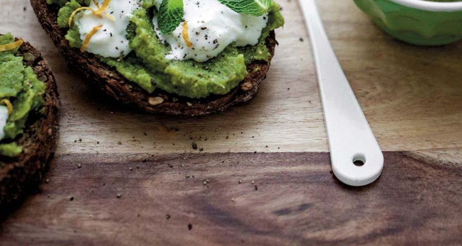 Crostoni (toasted slices of bread) with green bean and mint hummus