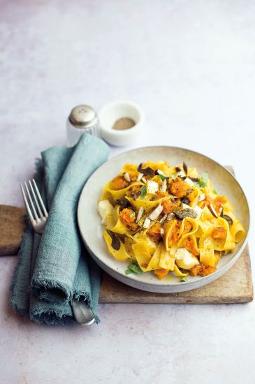 Pappardelle con zucca arrosto, formaggio brie  e mandorle
