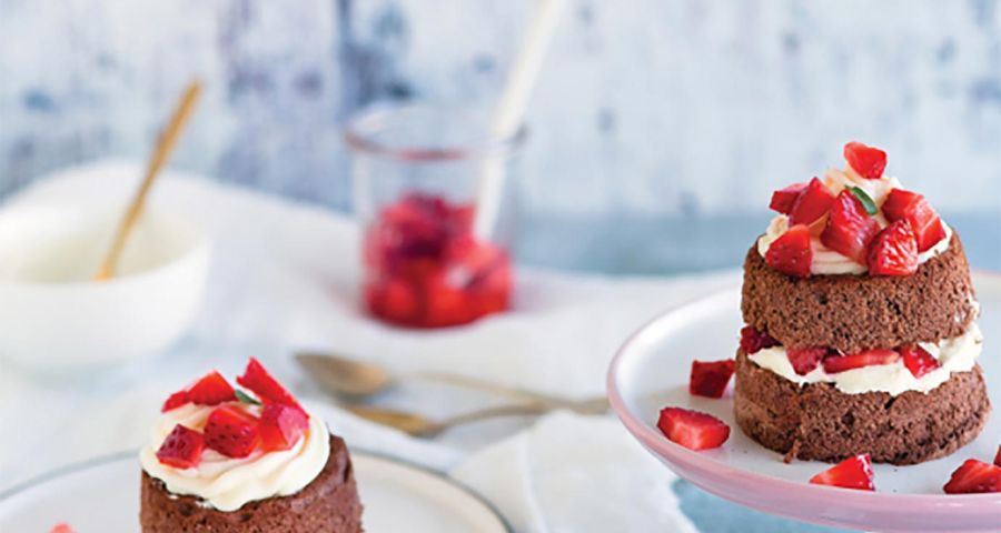 Cupcakes with ricotta and white chocolate cream and strawberries