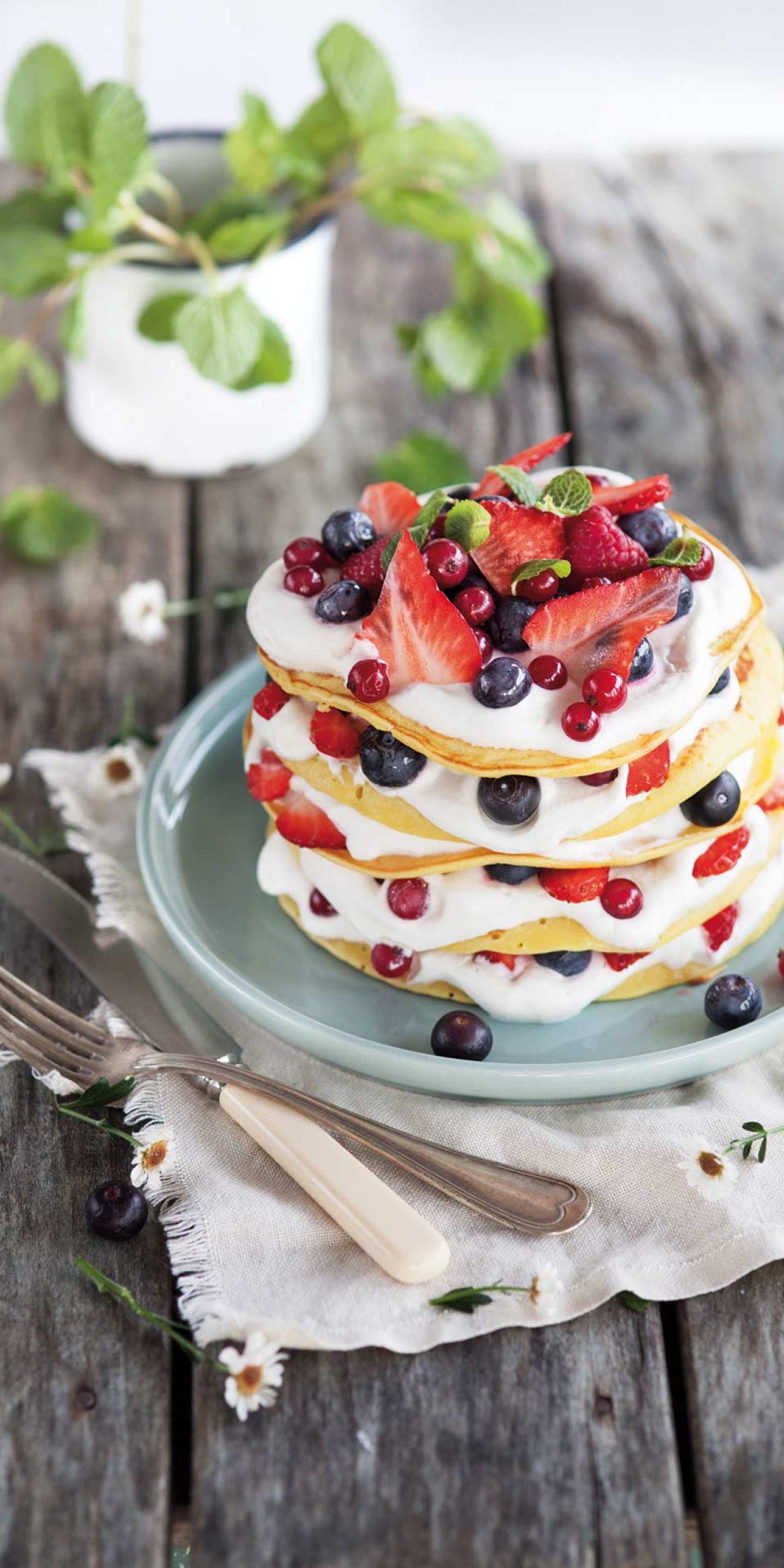 Pancake con panna e frutti di bosco