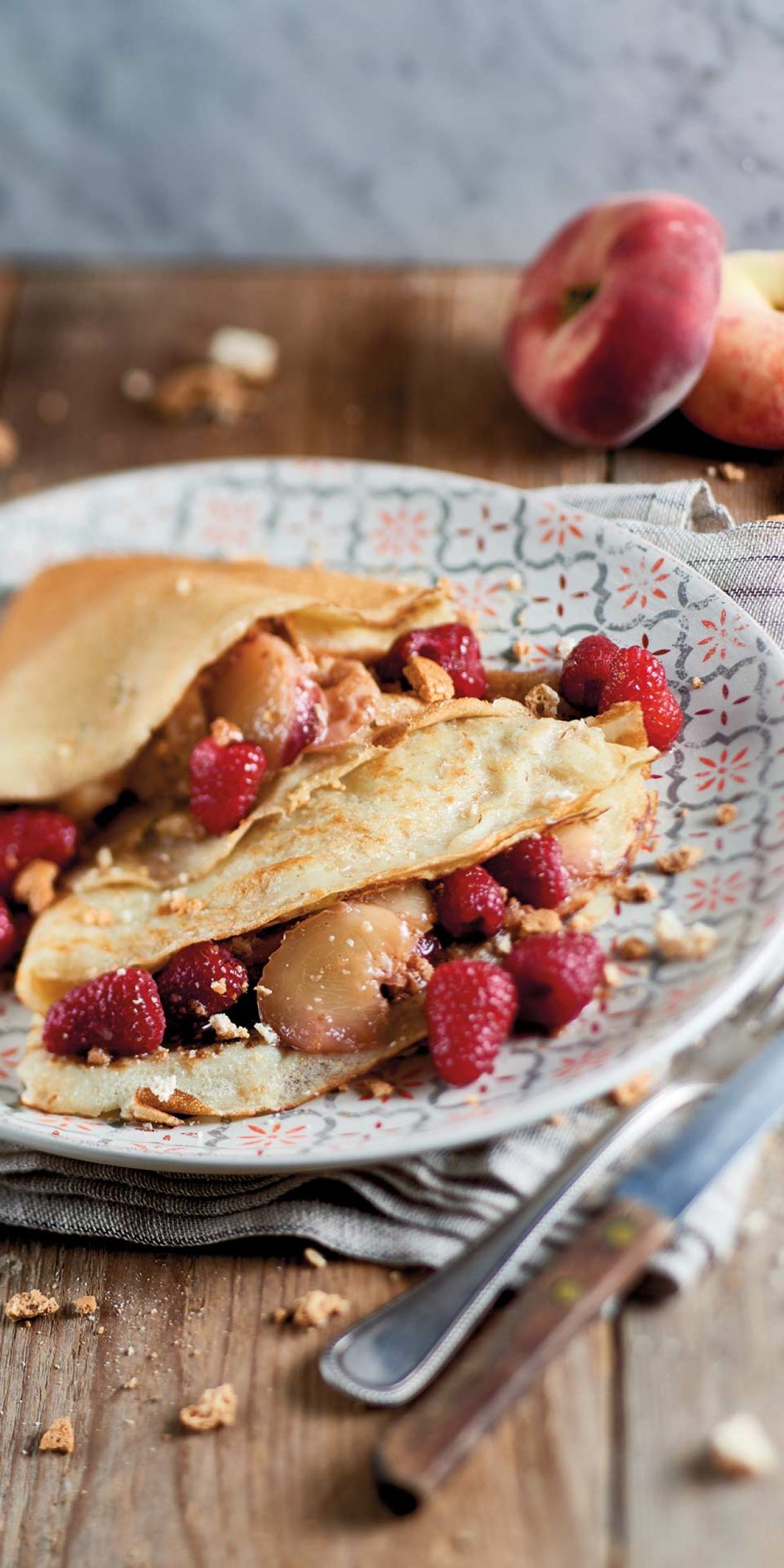 Crêpes di riso con pesche, amaretti e lamponi