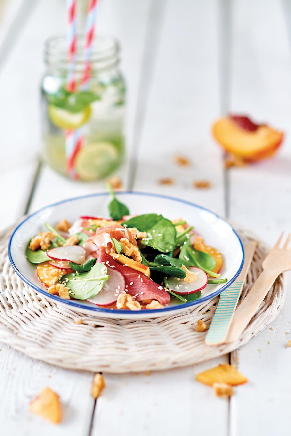 Insalata di spinacini, pesche, ravanelli, prosciutto e noci