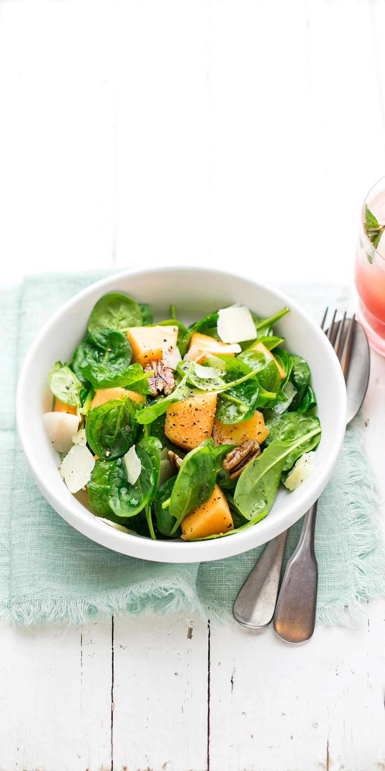 Insalata di spinacino, melone, parmigiano e noci