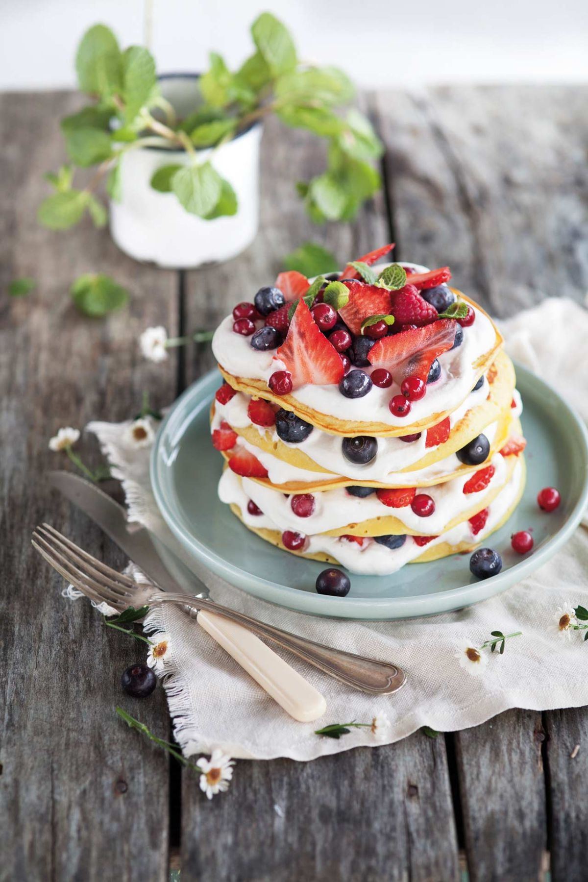 Pancake con panna e frutti di bosco