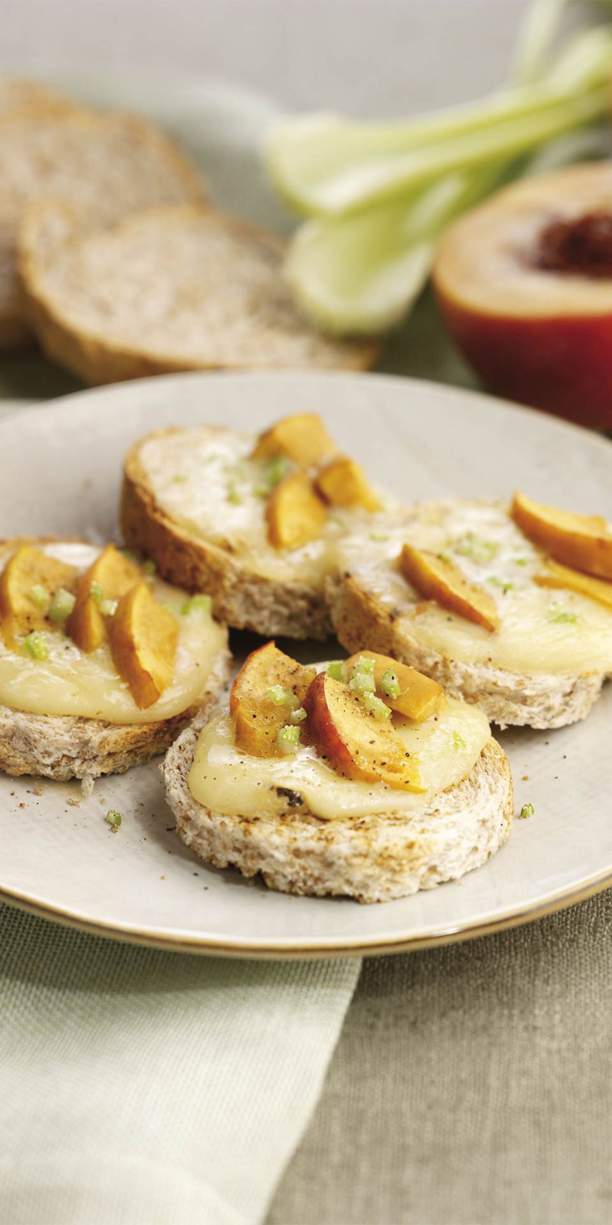 Crostoni alla crema di formaggio e pesche