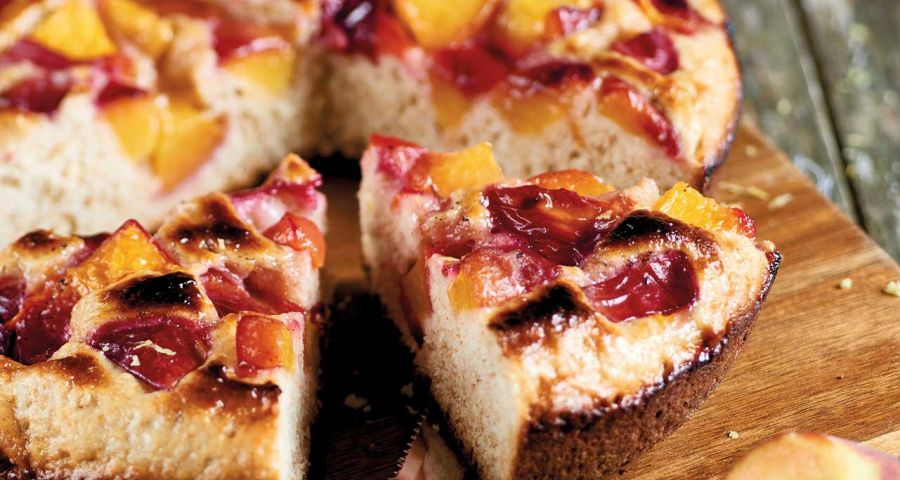 Yoghurt focaccia with peaches, lemon and vanilla