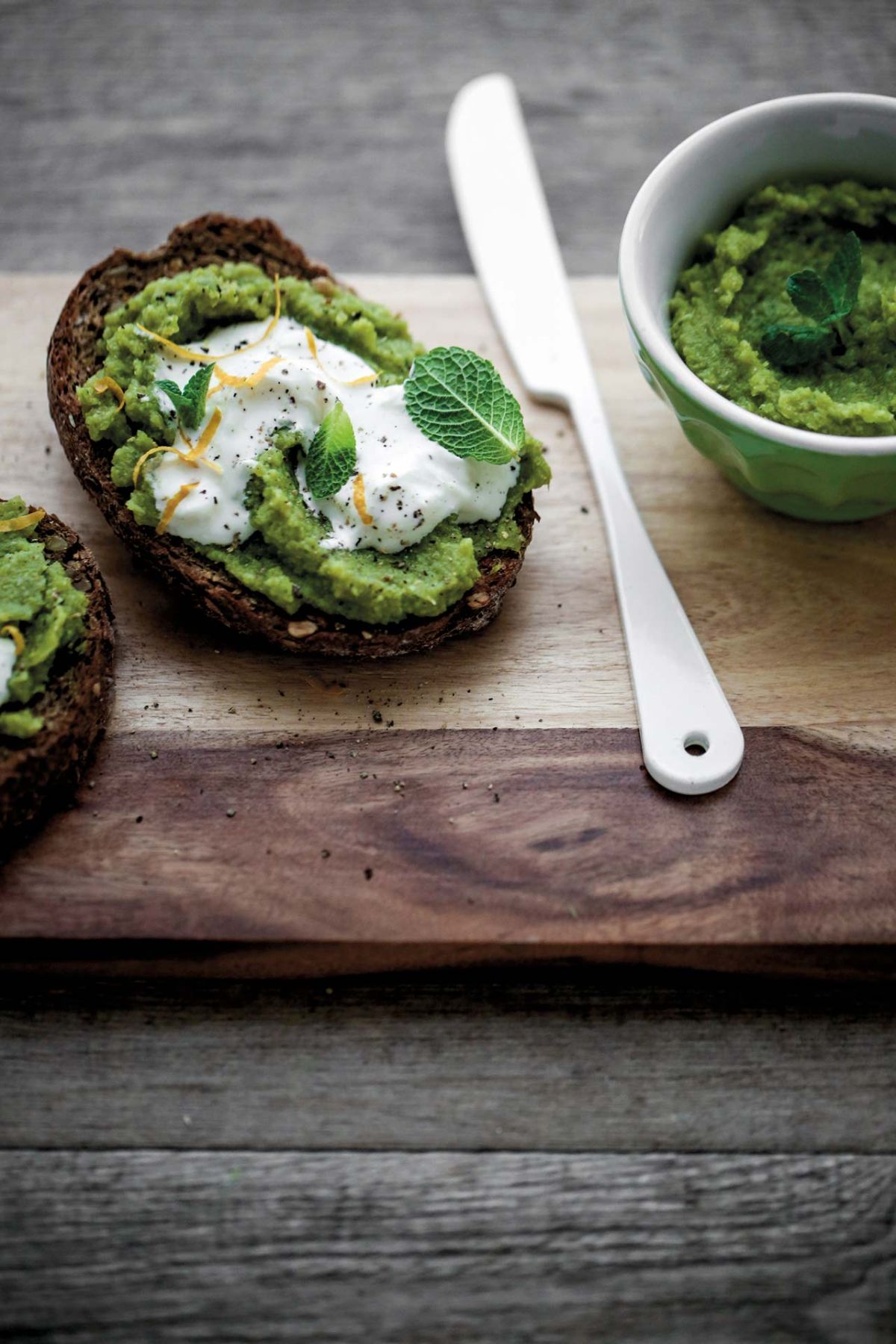 Crostoni con hummus di fagiolini e menta