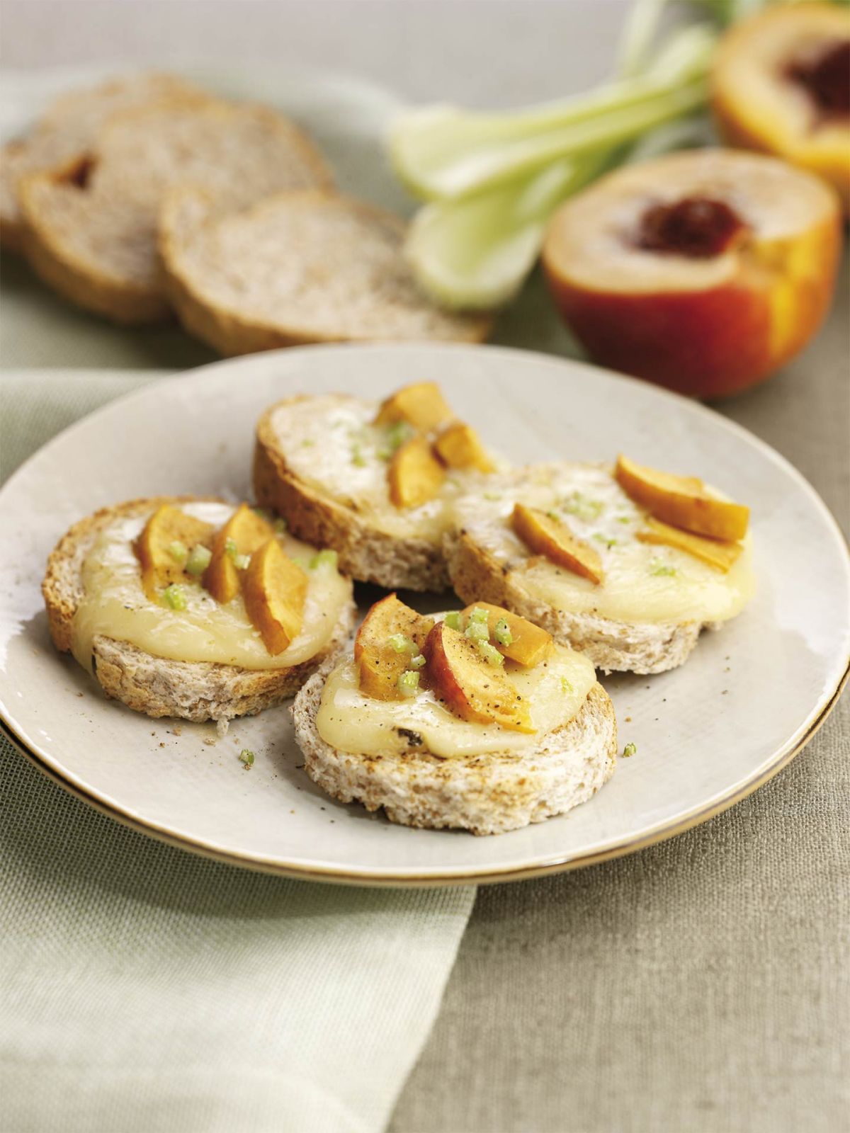 Crostoni alla crema di formaggio e pesche