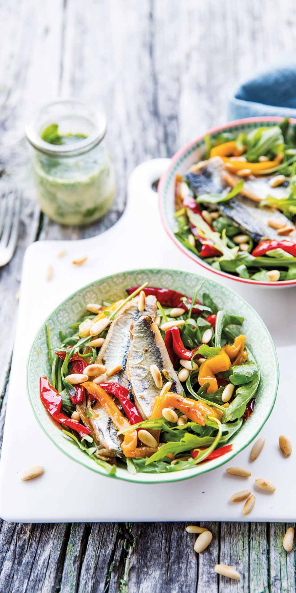 Sgombro con rucola, peperoni alla griglia, pinoli tostati e pesto leggero