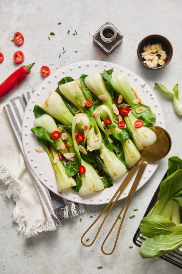 Insalata di cavolo cinese, mandorle, peperoncino e salsa teryaki