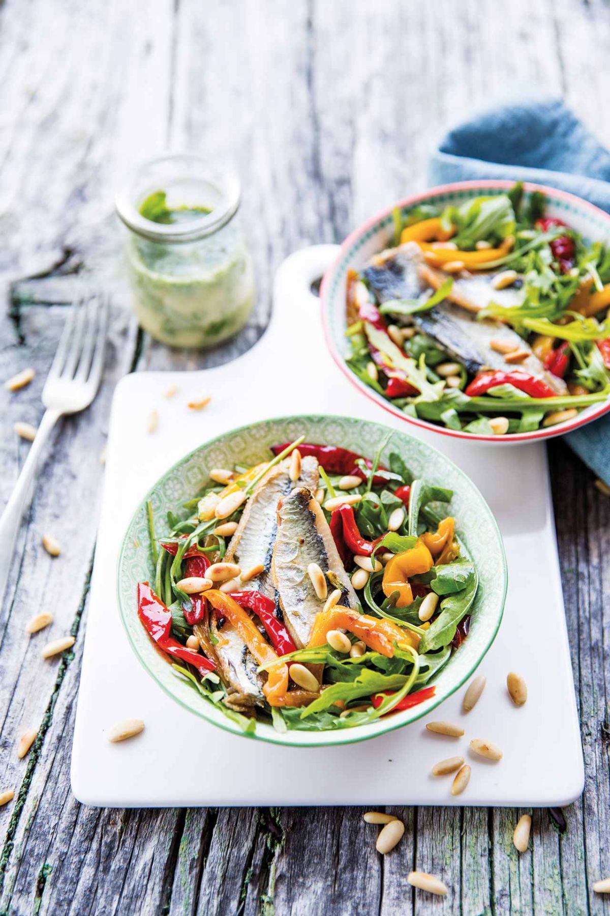 Sgombro con rucola, peperoni alla griglia, pinoli tostati e pesto leggero