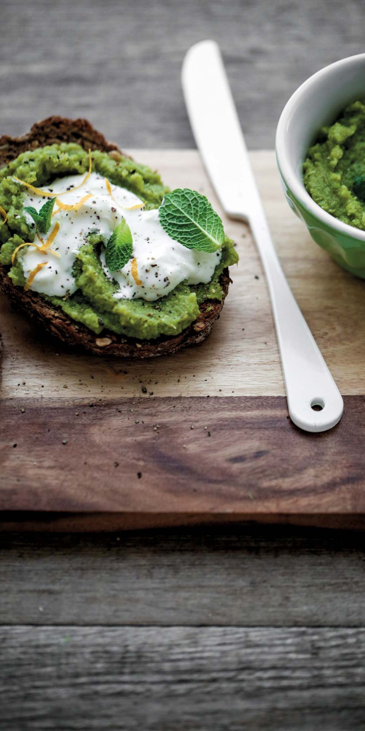 Crostoni con hummus di fagiolini e menta