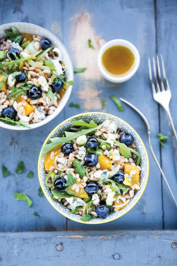 Insalata di farro con cipollotti, mirtilli, pesche e formaggio
