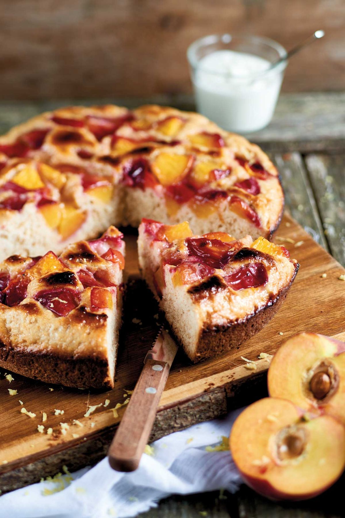 Focaccia allo yogurt con pesche, limone e vaniglia