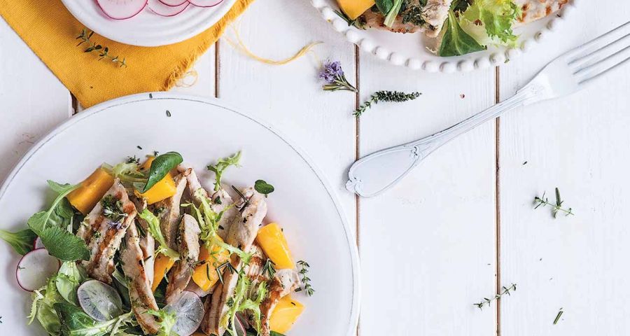 Mango and turkey salad with herbs