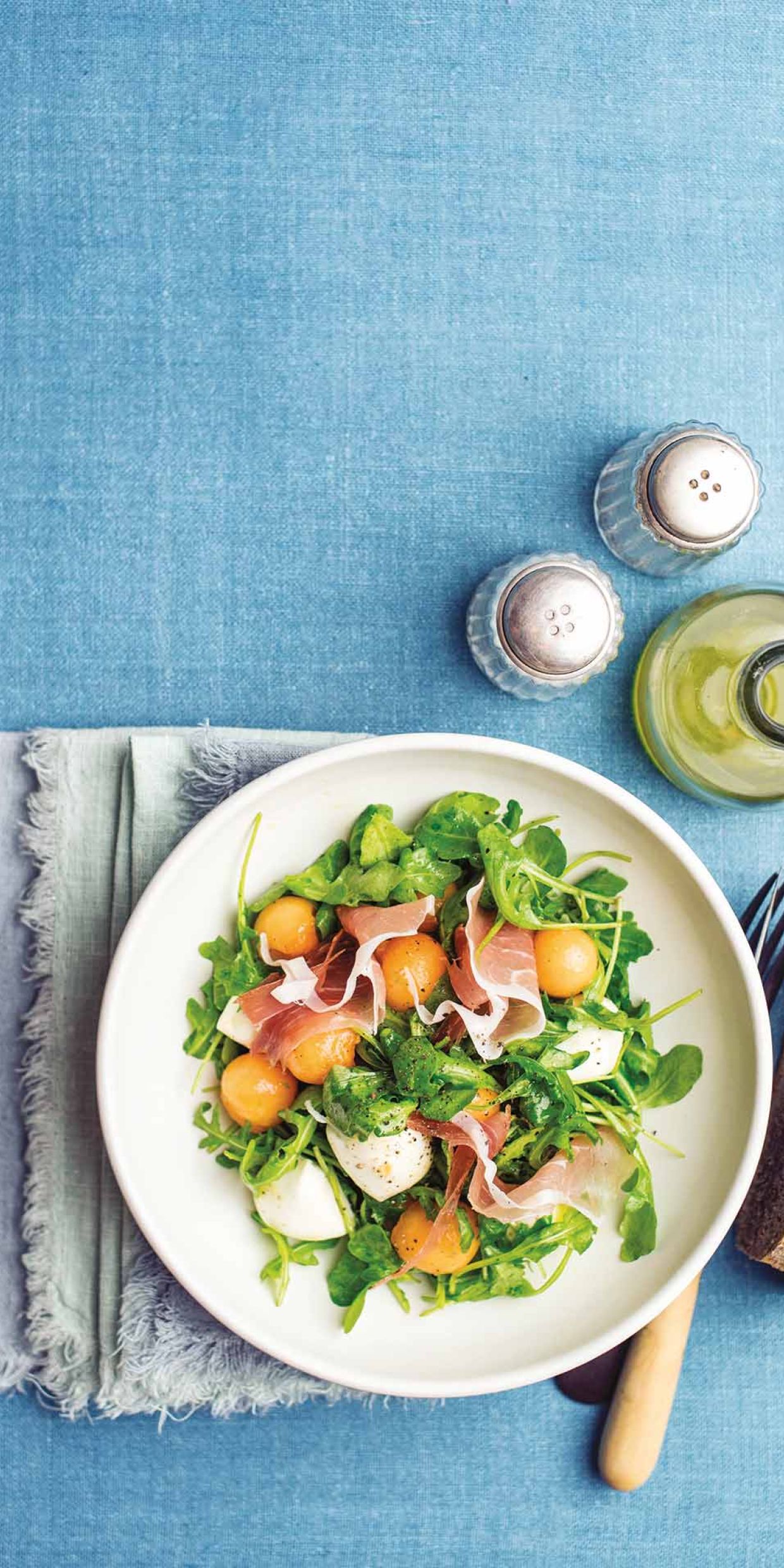 Insalata di rucola, melone, mozzarelline e speck