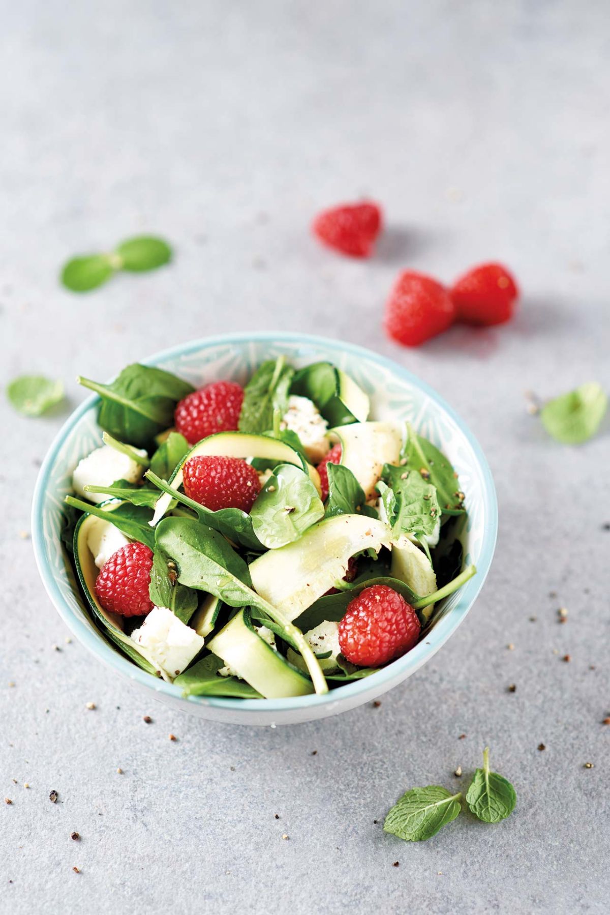 Insalata di zucchine, spinacini, lamponi e feta