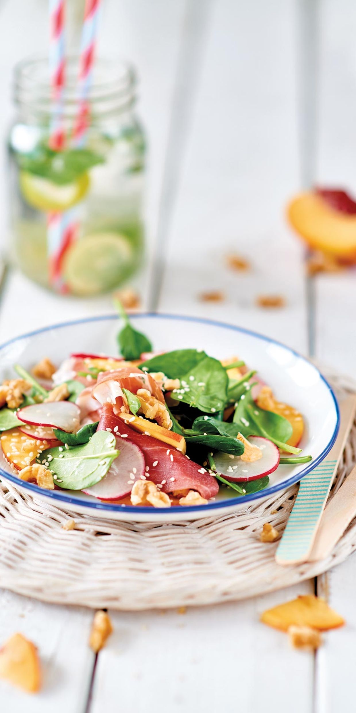 Insalata di spinacini, pesche, ravanelli, prosciutto e noci