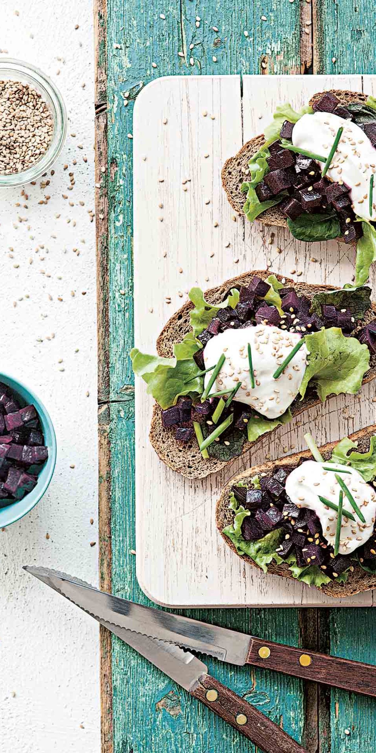 Bruschette con barbabietola, lattughino e yogurt