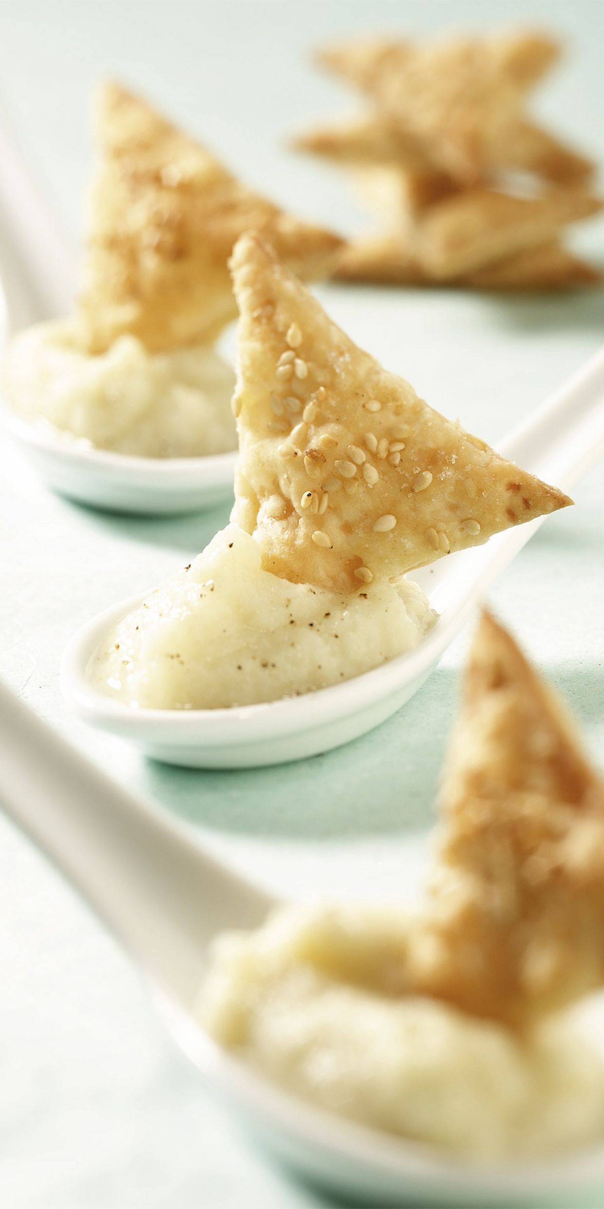 Sfogliette di formaggio con salsina di cavolo rapa