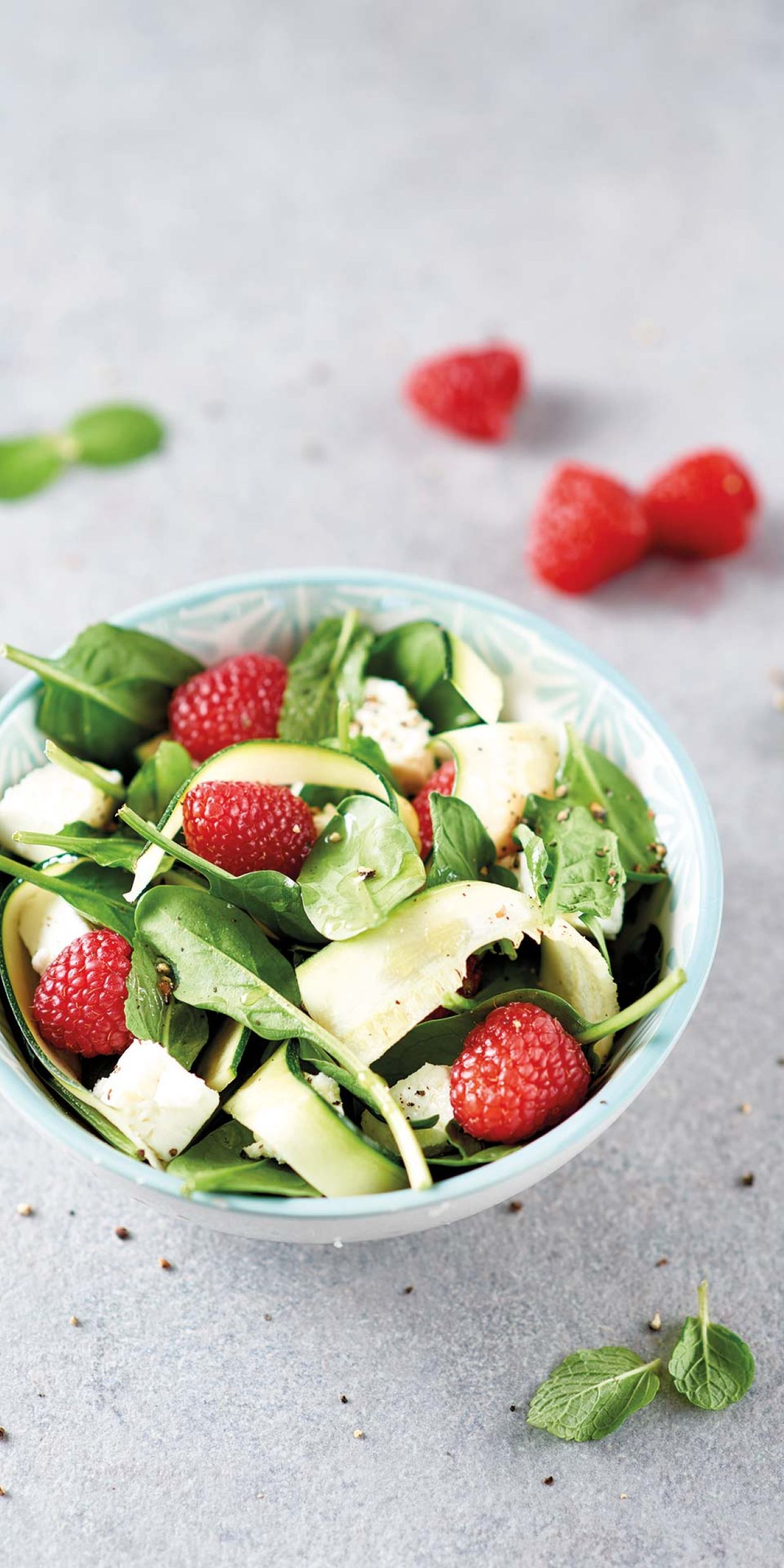 Insalata di zucchine, spinacini, lamponi e feta